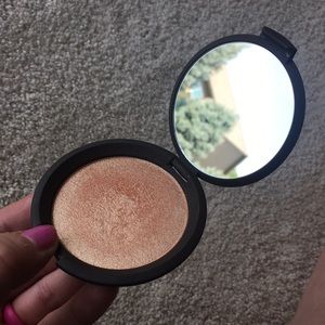 Becca Champagne Pop Highlighter